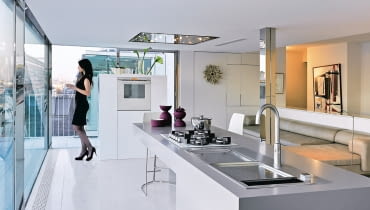 Kuchnie. Wystarczy kilka charakterystycznych urządzeń i dodatków, by wnętrze nabrało wyrazistego charakteru. Oto nasze propozycje do kuchni utrzymanych w trzech różnych stylach.<br/> <b>Minimalizm</b> w kuchni oznacza prostotę i aranżacyjną oszczędność. Główna zasada brzmi: im mniej, tym lepiej. Dominuje stal nierdzewna i szkło, kolory są zdecydowanie ciemne lub jasne, a meble - bez ozdób. Kuchnie. Wystarczy kilka charakterystycznych urządzeń i dodatków, by wnętrze nabrało wyrazistego charakteru. Oto nasze propozycje do kuchni utrzymanych w trzech różnych stylach.<br/> <b>Minimalizm</b> w kuchni oznacza prostotę i aranżacyjną oszczędność. Główna zasada brzmi: im mniej, tym lepiej. Dominuje stal nierdzewna i szkło, kolory są zdecydowanie ciemne lub jasne, a meble - bez ozdób.