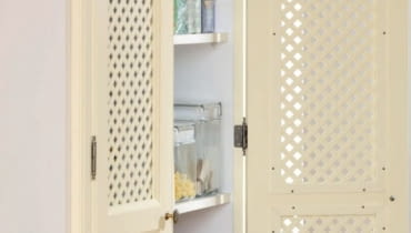 Schowek na jedzenie nie musi być duży - wystarczy, by można było stanąć w progu i sięgnąć po wybrany produkt. W tej roli sprawdzi się więc nawet płytka szafka między wejściem a kuchnią