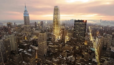 15 Penn Plaza - czy zagrozi pozycji Empire State building? An artist's rendering of Vornado Realty Trust's proposed 67-story building (C), known as 15 Penn Plaza, is seen in this undated handout photo. A soaring new office tower in New York would disturb views of the Empire State Building and diminish the signature symbol of the city's skyline, the famous skyscraper's managers said on Monday at city council hearings. REUTERS/Pelli Clarke Pelli Architects/Handout (UNITED STATES - Tags: CITYSCAPE BUSINESS) FOR EDITORIAL USE ONLY. NOT FOR SALE FOR MARKETING OR ADVERTISING CAMPAIGNS