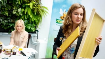 Warsztaty Z Kujawskim Pomagamy Pszczołom rozpoczęły się wykładem, podczas którego uczestnicy dowiedzieli się co zawdzięczamy pszczołom i jak te produkty wykorzystać. pomagamypszczolom.pl