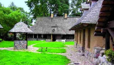 Podłączając dom do lokalnej sieci wodociągowej nie musimy wcale rezygnować z własnej studni. studnia, podwórko, drewniane domy, domy z drewna