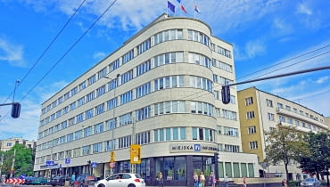 Budynek ZUS, ul. 10 Lutego 24. Zaprojektowany przez Romana Piotrowskiego jako siedziba Zakładu Ubezpieczeń Społecznych, zrealizowany w latach 1935 - 36. Jeden z symboli modernistycznej architektury Gdyni. Po wojnie był siedzibą Polskich Linii Oceanicznych, dziś mieszczą się tu różne firmy i instytucje - m.in. Miejska Informacja Turystyczna