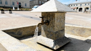 Chęciny. Rynek i okolice po przebudowie 13.08.2014 Checiny . Rynek i okolice rynku . Rewitalizacja . Fot. Jaroslaw Kubalski / Agencja Gazeta DLOKI strony lokalne GW - Kielce ZDJĘCIE DO WKŁADKI: DLOKI strony lokalne GW - Kielce