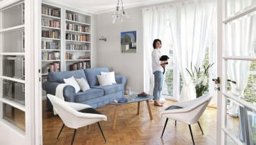 Salon z oknami wychodzącymi na południe to najwidniejszy pokój w mieszkaniu. Biblioteczka została zrobiona na zamówienie. Witrynkę (w rogu za drzwiami) gospodyni zestawiła z prostą welurową kanapą ze sklepu Livingroom, stolikiem vintage (Nap) i fotelikami z lat 60., na których uwielbia wylegiwać się kotka Hesia. Salon z oknami wychodzącymi na południe to najwidniejszy pokój w mieszkaniu. Biblioteczka została zrobiona na zamówienie. Witrynkę (w rogu za drzwiami) gospodyni zestawiła z prostą welurową kanapą ze sklepu Livingroom, stolikiem vintage (Nap) i fotelikami z lat 60., na których uwielbia wylegiwać się kotka Hesia.