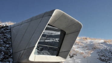 Muzeum alpinizmu na na szczycie góry Kronplatz. Bryła wygląda niczym naturalna skała zwisająca ze stoku Muzeum alpinizmu na na szczycie góry Kronplatz