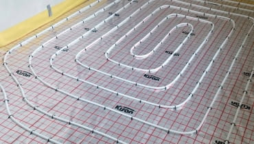 W systemie Kisan Comfort w wersji mokrej stosuje się płyty systemowe pokryte folią tworzywową metalizowaną stanowiącą zabezpieczenie przed wilgocią W systemie Kisan Comfort w wersji mokrej stosuje się płyty systemowe pokryte folią tworzywową metalizowaną stanowiącą zabezpieczenie przed wilgocią