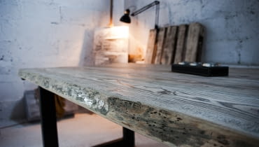 Stół LoftTable od Blaise Handmade Furniture z Choczni. Blat stołu zrobiony został z fosztów jesionowych. Na jego krawędzi widać ślady pozostawione przez korniki. Piękna rzecz! Cena: 5999 zł. stare drewno, drewno z odzysku, meble ze starego drewna, drewniane meble, polski design