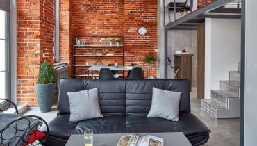 Zwykłe grzejniki płytowe jeszcze na etapie budowy wymieniono na stylizowane żeberkowe, które lepiej wpisują się w klimat pofabrycznego wnętrza. Zwykłe grzejniki płytowe jeszcze na etapie budowy wymieniono na stylizowane żeberkowe, które lepiej wpisują się w klimat pofabrycznego wnętrza.