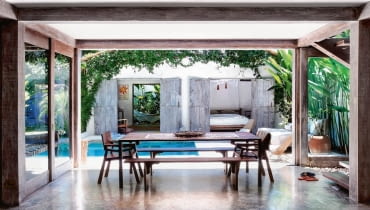 Jadalnia głównego domu, podobnie jak pokoje w chatce dla gości, wychodzą na dziedziniec z basenem. Jadalnia głównego domu, podobnie jak pokoje w chatce dla gości, wychodzą na dziedziniec z basenem.