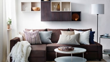 Gładko ułożone pledy to relikt minionej epoki. Ułóż je niedbale, a wnętrze będzie wyglądać przytulniej Gładko ułożone pledy to relikt minionej epoki. Ułóż je niedbale, a wnętrze będzie wyglądać przytulniej