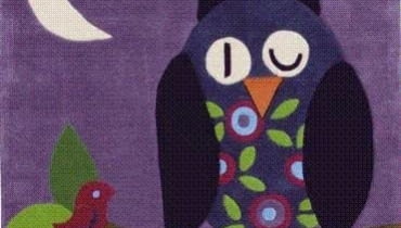 ...apelował Poeta. A my apelujemy - nie ograniczajmy się tylko do wróbelka, tylko kochajmy wszystkie ptaszki. I sowy, i pelikany, i kolibry, i czaple, i zimorodki. Wprawdzie nie śpiewają, ale to dobrze wyglądają i na poduszce, i jako łyżka do butów. Zawsze też możemy pofantazjować i zafundować sobie na ścianie całe stadko. Dywan JOY KIDS SOWA. Miękkie, kolorowe dywaniki dziecięce Joy to ozdoba pokojów naszych pociech. Zachęcają do zabawy, pobudzają wyobraźnię, a także stanowią dobrą izolację podczas dziecięcych harców. Łatwo usunąć z nich wszelkie zabrudzenia i kurz, dzięki czemu są szczególnie polecane dla małych alergików. Rozmiar: 130x130 cm, 499 zł., Komfort