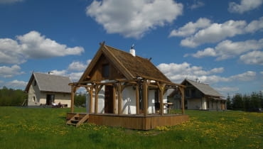 Wszystkie trzy domu Osady Słomiany Zapał - każdy wybudowany ze słomianych kostek dom ze słomy