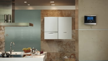 Kocioł kondensacyjny ma zamkniętą komorę spalania. Nie czerpie więc, tak jak model tradycyjny, powietrza z pomieszczenia, w którym jest zamontowany, lecz bezpośrednio z zewnątrz. Dzięki temu unikamy wychłodzenia pomieszczenia, w którym pracuje. Ma to szczególne znaczenie zimą - zwłaszcza jeśli kocioł znajduje się w kuchni lub łazience Kocioł kondensacyjny ma zamkniętą komorę spalania. Nie czerpie więc, tak jak model tradycyjny, powietrza z pomieszczenia, w którym jest zamontowany, lecz bezpośrednio z zewnątrz. Dzięki temu unikamy wychłodzenia pomieszczenia, w którym pracuje. Ma to szczególne znaczenie zimą - zwłaszcza jeśli kocioł znajduje się w kuchni lub łazience