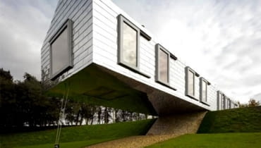 Balancing Barn to najnowsza realizacja holenderskiego biuro MVRDV. Zwisająca bryła znajduje się w małej wiosce w Wielkiej Brytanii. I ty możesz zamieszkać w Balancing Barn. wielka brytania, dom, nietypowe, mvrdv