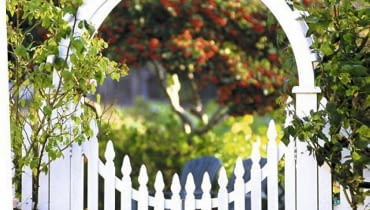 Drewniana furtka z pergolą