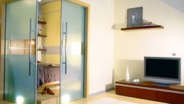 SYPIALNIA. W podeście, na którym stoi łóżko, zamontowano punktowe oświetlenie (halogeny). Tworzy ono nastrój, a przy okazji wskazuje drogę w ciemności. WNETRZA SYPIALNIA