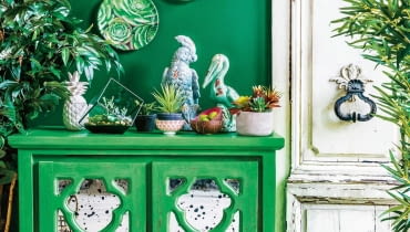 Miejska dżungla (urban jungle) to nie tylko dużo roślin doniczkowych. Zieleń powinna się pojawić również na ścianach, meblach, tkaninach. Aranżacja: TK Maxx