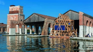 PAWILON AUSTRII. Wielkoformatowe wydruki obrazujące warunki, w jakich mieszkają uchodźcy w Austrii.