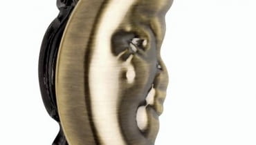 Zapinki, klamry, rozetki i uchwyty, nazywane niekiedy biżuterią okienną, pozwolą kunsztownie udrapować nawet proste zasłony. <BR />DEKORACJE - ŁADNE OKNA. <BR />Zapinka z metalu (stare złoto), 4 zł, Dekosystem