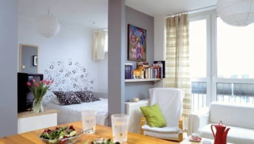 <B>Na takim metrażu nie ma miejsca na niepotrzebne gadżety ani na bałagan. Mała powierzchnia dyscyplinuje, ale jest też świetną zaprawą do życia we dwoje.</B> </BR> Agata pochodzi z Wrocławia, Michał - ze stolicy. Poznali się, studiując na Uniwersytecie Warszawskim. Gdy zdecydowali się zamieszkać razem, uśmiechnął się do nich los: ciocia Michała postanowiła wyprowadzić się na wieś. Odstąpiła więc swoje malutkie cztery kąty siostrzeńcowi i udzieliła zgody na swobodne przeróbki. Pozwolenie zostało w pełni wykorzystane - widać to m.in. w sypialni ukrytej za ścianką. Początkowo młodym gospodarzom marzyła się wzorzysta tapeta, jednak zdecydowali się na tańszy i bardziej kreatywny pomysł - ozdobili ścianę odciskami własnych dłoni. UWAGA ! PONOWNA PUBLIKACJA WYLACZNIE ZA ZGODA WLASCICIELI