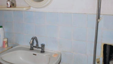 <B>Trudno uwierzyć, że drobny retusz może całkowicie zmienić wygląd zniszczonej łazienki. A jednak naszej stylistce się udało, i to małym kosztem.</B> <BR />PRZED ZMIANĄ. Łazienka z lat 80. XX wieku była zniszczona i niemodna. Cóż, urządzono ją w czasach, gdy materiały się zdobywało, a nie z rozmysłem kupowało. Fot. Agnieszka Żelazko