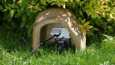 Osłona ogrodowych gniazd przyłączeniowych. Można w niej też ukryć transformator umieszczony nad gruntem.