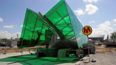 Kolorowe zadaszenie drugiej linii metra w Warszawie