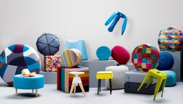 PUFY I STOŁKI. OD LEWEJ: 1. Puf, proj Anna Obtułowicz .1820 zł Indivi 2. Puf .495 zł BoConcept 3. Stołek .3085 zł Indivi 4. Podnóżek .549 zł Reset 5. Puf .2200 zł Likus Home Concept 6. Puf .1900 zł Likus Home Concept 7. Puf .wzór Indivi 8. Stołek .207 zł Le Pukka 9. Stołek, proj. Oskar Zięta .1100 zł Produkt Placement 10. Puf .99 zł Meble Vox 11. Puf .220 zł House & More 12. Puf .413 zł 9design 13. Puf .wzór Likus Home 14. Puf .330 zł House & More 15. Stołek .314 zł 9design 16. Puf .319 zł House & More 17. Rozkładany puf, proj. Mikołaj Wierszyłłowski .560 zł Noti 18. Stołek .199 zł Le Pukka 19. Puf .1400 zł Willow House PUFY I STOŁKI. OD LEWEJ: 1. Puf, proj Anna Obtułowicz .1820 zł Indivi 2. Puf .495 zł BoConcept 3. Stołek .3085 zł Indivi 4. Podnóżek .549 zł Reset 5. Puf .2200 zł Likus Home Concept 6. Puf .1900 zł Likus Home Concept 7. Puf .wzór Indivi 8. Stołek .207 zł Le Pukka 9. Stołek, proj. Oskar Zięta .1100 zł Produkt Placement 10. Puf .99 zł Meble Vox 11. Puf .220 zł House & More 12. Puf .413 zł 9design 13. Puf .wzór Likus Home 14. Puf .330 zł House & More 15. Stołek .314 zł 9design 16. Puf .319 zł House & More 17. Rozkładany puf, proj. Mikołaj Wierszyłłowski .560 zł Noti 18. Stołek .199 zł Le Pukka 19. Puf .1400 zł Willow House