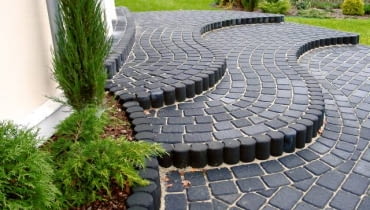 Palisada na obrzeżach schodów. Podobnie można wykończyć brzegi podwyższonych rabat Palisada na obrzeżach schodów. Podobnie można wykończyć brzegi podwyższonych rabat