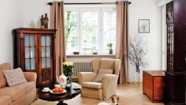 Aranżacja. Ten dom powstał już po wojnie, ale za to na przedwojennych fundamentach. Może dlatego tak dobrze wyglądają tu wiekowe meble z historią - rodzinne pamiątki i znaleziska z targów staroci. To one tworzą dostojny klimat, którego nie są w stanie zakłócić współczesne sprzęty. Bardzo zresztą nieliczne... Połowę bliźniaka na warszawskim Żoliborzu gospodarze kupili piętnaście lat temu. Wprowadzili się z trojgiem dzieci (teraz w gnieździe pozostała jedynie Zosia) i sprzętami, które od dawna są w ich rodzinie. Choćby zegar... Kiedy pan Stefan był mały, dziadek pozwalał mu przestawiać wskazówki tak, by co chwila słychać było głośne bim-bom. Niestety, zegar nagle odmówił posłuszeństwa i przez wiele lat żaden zegarmistrz nie był w stanie go naprawić. Pewnego popołudnia mechanizm znów zaczął działać i jak niegdyś wybijać godziny! UWAGA ! PONOWNA PUBLIKACJA WYLACZNIE ZA ZGODA WLASCICIELI