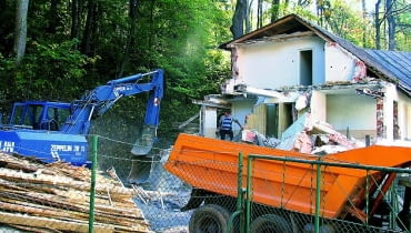 Nie zawsze rozbiórka z użyciem ciężkiego sprzętu budowlanego jest możliwa. Gdy działka jest niewielka, może się okazać, że jest za mało miejsca na ustawienie maszyn i trzeba będzie usunąć budynek ręcznie ile kosztuje rozbiórka domu