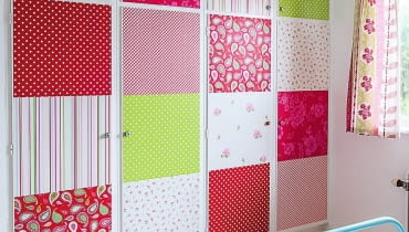 <B> Zniszczony, niemodny lub po prostu zbyt zwyczajny i bez polotu - taki mebel znajdzie się w większości domów. Co z nim zrobić? Udekorować! Wystarczy znaleźć efektowną tapetę i samemu wziąć się do pracy. </B><BR /> MEBLE: Szafa w pokoju małej Helenki zajmuje prawie całą ścianę. Pomysłowa mama, okleiła ją kawałkami różnych tapet; w taki sam sposób ozdobiła komódkę (pokazaną na następnym zdjęciu). Powstały ciekawe patchworki wyglądające jak galerie obrazków. <B> Zniszczony, niemodny lub po prostu zbyt zwyczajny i bez polotu - taki mebel znajdzie się w większości domów. Co z nim zrobić? Udekorować! Wystarczy znaleźć efektowną tapetę i samemu wziąć się do pracy. </B><BR /> MEBLE: Szafa w pokoju małej Helenki zajmuje prawie całą ścianę. Pomysłowa mama, okleiła ją kawałkami różnych tapet; w taki sam sposób ozdobiła komódkę (pokazaną na następnym zdjęciu). Powstały ciekawe patchworki wyglądające jak galerie obrazków.