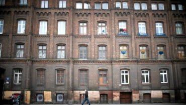 Łódź nazywana jest polskim Manchesterem i kojarzy się dziś głównie z fabrykami, które lata świetności mają już dawno za sobą. Po przemysłowej historii miasta pozostały pałace fabrykantów, bogato zdobione kamienice i ceglane budynki szwalni, które do niedawna niszczały w zapomnieniu. Od kilku lat sytuacja jednak diametralnie się zmienia i Łódź staje się atrakcyjnym miejscem nowych inwestycji. Zaniedbane hale produkcyjne stają się biurowcami, hotelami, czy galeriami sztuki. Nie braknie także nowych budynków. Na zdjęciu osiedle Poznańskiego w Łodzi Osiedle Poznańskiego w Łodzi 21.11.2010 LODZ , OSIEDLE POZNANSKIEGO PRZY ULICY OGRODOWEJ NAPRZECIWKO MANUFAKTURY .