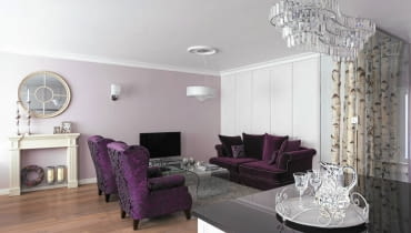 <B>Często zastanawiam się, oglądając różne pokoje dzienne, dlaczego jedne budzą we mnie bardzo pozytywne odczucia, a inne są mi co najmniej obojętne (nawet jeśli nie mam nic do zarzucenia ich estetyce). I dochodzę do wniosku, że to kwestia panującej w nich atmosfery. Zadbali o nią właściciele pokazywanych dalej salonów.</B> <BR />POD BRZOZĄ. W sąsiedztwie prawdziwych brzozowych pni zaaranżowano stylowy kącik wypoczynkowy. Na urodę wnętrza, nawiązującego wystrojem do stylu francuskiego, wpływa zarówno wysmakowana kolorystyka z przewagą fioletów, jak i eleganckie meble o różnym rodowodzie. <BR />Kolorystyka została bardzo starannie dobrana ? jasne i ciemne odcienie fioletu właścicielka zestawiła z jasną szarością. Szarawą barwę ma nawet podłoga z postarzanych dębowych desek. <BR />Szafa z otwierającymi się na dotyk gładkimi frontami wygląda bardzo estetycznie, nie przyciąga uwagi i nie przytłacza wnętrza, a jednocześnie zapewnia dużo miejsca do przechowywania. Salon, aranżacje