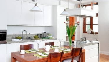 19.07.2010 WARSZAWA , WNETRZE , KUCHNIA - ANEKS JADALNY , MEBLE