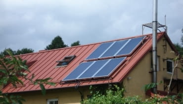 Jeśli instalacja solarna jest dobrze zaprojektowana i wykonana, to w ciągu całego roku można zaoszczędzić nawet 60% energii zużywanej do podgrzewania wody dach, kolektory słoneczne