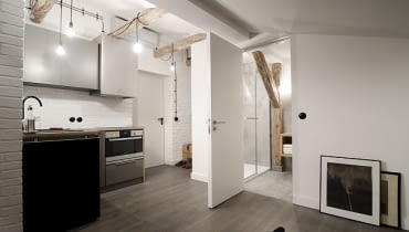 Czy na 17 m kw. można zaaranżować funkcjonalne mieszkanie? Okazuje się, że tak! Wojtek z Sosnowca (właściciel mieszkania)od zawsze był fanem przestronnych loftów. Mimo niewielkiej powierzchni postanowił uzyskać charakter tego typu wnętrz przy zachowaniu maksymalnej funkcjonalności. O pomoc poprosił architekt Magdalenę Daszkiewicz. małe mieszkanie, kawalerka, funkcjonalna kawalerka