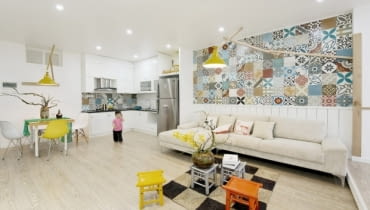 Kolorowe płytki w jasnym mieszkaniu w Hanoi. Projekt wnętrza: Landmark Architecture kolorowe płytki, wzorzyste płytki, płytki jak ze starej kamienicy, różne płytki w mieszkaniu, płytki design