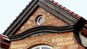Gzyms wieńczący wykonany jako monolityczny Gzyms wieńczący wykonany jako monolityczny