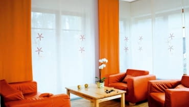 Już nie tylko tradycyjne zasłony i firany, ale także nowoczesne tkaninowe ekrany, żaluzje i rolety - od rzymskich po austriackie. Dziś sposobów aranżacji okien jest naprawdę mnóstwo. Oto ich przegląd. <BR />OKNO Z EKRANAMI. Jak ozdobić okna zajmujące dwie ściany? Dekoracja powinna być praktyczna, efektowna i nie dominować we wnętrzu. Takie warunki spełniają ekrany. Proste i lekkie, nie przytłaczają salonu i harmonizują z nowoczesnym wystrojem całego pomieszczenia. Już nie tylko tradycyjne zasłony i firany, ale także nowoczesne tkaninowe ekrany, żaluzje i rolety - od rzymskich po austriackie. Dziś sposobów aranżacji okien jest naprawdę mnóstwo. Oto ich przegląd. <BR />OKNO Z EKRANAMI. Jak ozdobić okna zajmujące dwie ściany? Dekoracja powinna być praktyczna, efektowna i nie dominować we wnętrzu. Takie warunki spełniają ekrany. Proste i lekkie, nie przytłaczają salonu i harmonizują z nowoczesnym wystrojem całego pomieszczenia.