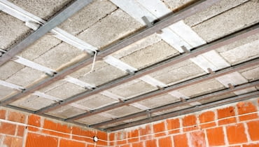 Ruszt jednopoziomowy umożliwia niewielkie obniżenie pomieszczenia; aby go utworzyć, profile główne mocuje się do stropu za pomocą łączników ES sufit podwieszany, sucha zabudowa