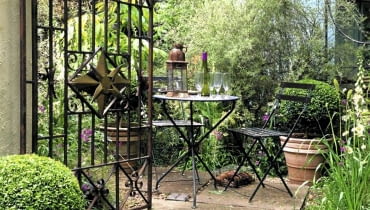 Metalowe przęsła, trelisy, meble i podpory dla pnączy doskonale wpisują się w ogrodowy świat Metalowe przęsła, trelisy, meble i podpory dla pnączy doskonale wpisują się w ogrodowy świat