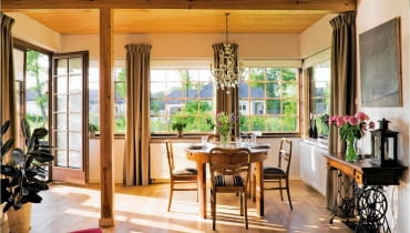 Justyna i Adam, młode małżeństwo z dzieckiem, nigdy nie żałowali swojej decyzji o opuszczeniu centrum Warszawy. Emigracja na przedmieścia ma same zalety: zamiast mieszkania w bloku w zatłoczonej i hałaśliwej stolicy mają teraz piękny dom z werandą i ogrodem, ciszę, spokój i świeże powietrze. <BR /> DOM. Drewno pod nogami i nad głową: na podłodze - woskowane dębowe deski, na suficie - deski sosnowe pokryte bezbarwnym lakierem. Justyna i Adam, młode małżeństwo z dzieckiem, nigdy nie żałowali swojej decyzji o opuszczeniu centrum Warszawy. Emigracja na przedmieścia ma same zalety: zamiast mieszkania w bloku w zatłoczonej i hałaśliwej stolicy mają teraz piękny dom z werandą i ogrodem, ciszę, spokój i świeże powietrze. <BR /> DOM. Drewno pod nogami i nad głową: na podłodze - woskowane dębowe deski, na suficie - deski sosnowe pokryte bezbarwnym lakierem.