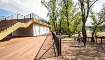 Pawilon plażowy nad Wisłą, w pobliżu Stadionu Narodowego. Od maja będzie go prowadzić właściciel klubu "1500 m2 do wynajęcia". 22.04.2014 Warszawa , Wybrzeze Szczecinskie . Pawilon przy Stadionie Narodowym . Fot. Bartosz Bobkowski / Agencja Gazeta SLOWA KLUCZOWE: Pawilon Stadion Narodowy