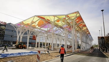 Nowa wiata tramwajowa na trasie W-Z w Łodzi 02.10.2015 Lodz . Wiata przystanku Centrum Przesiadkowe przy ulicy Mickiewicza . Fot. Tomasz Stanczak / Agencja Gazeta SLOWA KLUCZOWE: /FR/