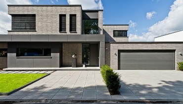 Zadbana elewacja ceglana nie zestarzeje się nawet po latach Elewacje domów z cegły