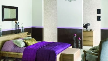 Efekt przecierki, podobnie jak intensywny kolor, może przytłaczać wnętrze. Wystarczy więc w ten sposób ozdobić fragmenty ścian