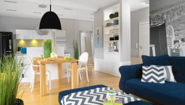 Pokój dzienny, kuchnia i przedpokój tworzą otwartą przestrzeń z wyraźnie wyodrębnionymi strefami o różnej funkcji. Kuchenna zabudowa dyskretnie wtapia się w tło, nie dominując nad częścią wypoczynkową. Pokój dzienny, kuchnia i przedpokój tworzą otwartą przestrzeń z wyraźnie wyodrębnionymi strefami o różnej funkcji.