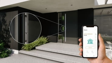 Drzwi Schüco AD UP Design Edition z podświetlanym pochwytem  i elektronicznym mechanizmem ryglującym SafeGuard.