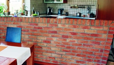 Barek pozwala oddzielić optycznie przestrzeń między otwartą kuchnią i salonem Barek pozwala oddzielić optycznie przestrzeń między otwartą kuchnią i salonem